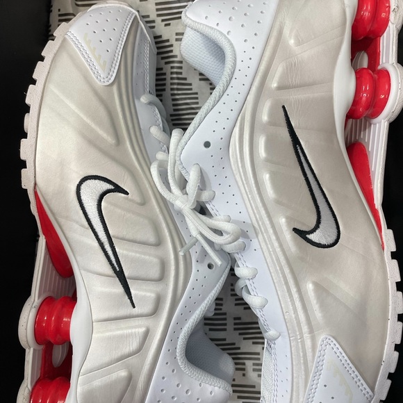 Nike Shox R4
White Phantom Picante Red (GS)
6y-7.5w - Picture 3 of 7